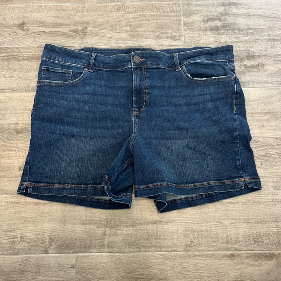 m jeans Pants - M Jeans by Maurices Denim Jean Shorts Women’s Plus Size‎ 24W Medium Wash